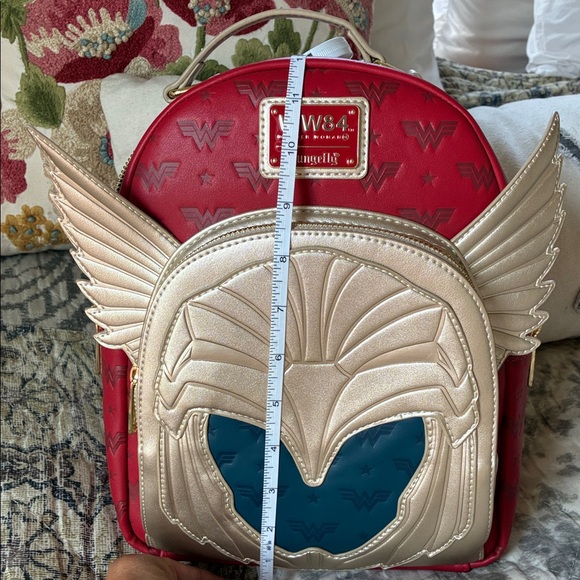 Wonder Woman loungefly backpack NWOT - Picture 7 of 7